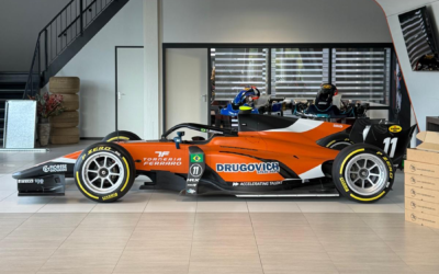 De echte Formule 2 auto van Drugovich aanwezig!